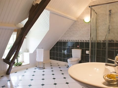 Family Double or Twin Room, Private Bathroom (Le Verger) | Bathroom
