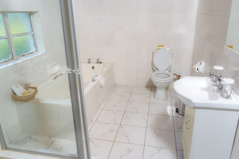 Standard Room | Bathroom | Combined shower/tub, free toiletries, towels