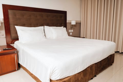 Deluxe Single Room | Blackout drapes, iron/ironing board, bed sheets, alarm clocks