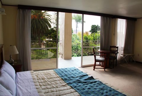 Premier Suite | Hypo-allergenic bedding, down comforters, individually furnished, desk