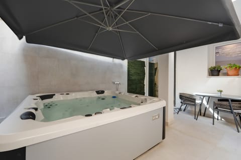 Indoor spa tub