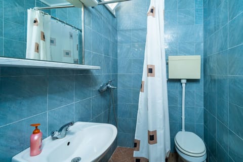 Apartment (Apartments Klis - Three Bedroom Apart) | Bathroom | Shower, free toiletries, hair dryer, towels