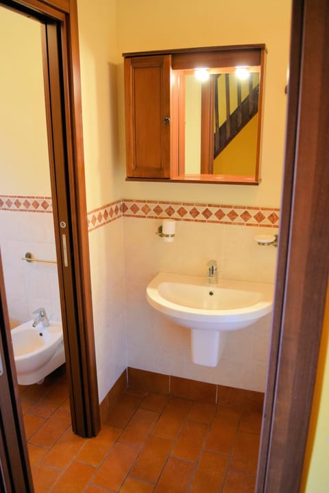 Shower, rainfall showerhead, free toiletries, hair dryer