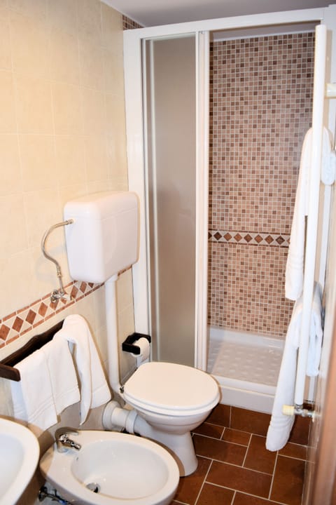 Comfort Suite, 2 Bedrooms | Bathroom | Shower, rainfall showerhead, free toiletries, hair dryer