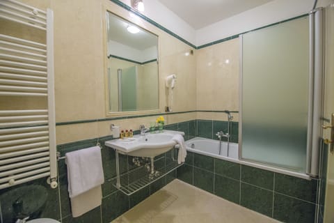 Deluxe Double Room, Canal View | Bathroom | Shower, free toiletries, hair dryer, bidet