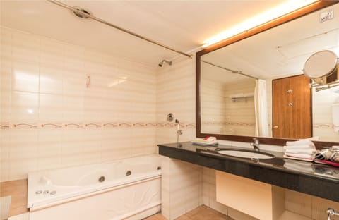Executive Double Room, 1 King Bed | Bathroom | Shower, rainfall showerhead, free toiletries, hair dryer