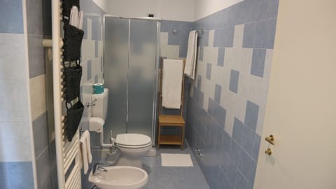 Comfort Triple Room | Bathroom | Shower, free toiletries, hair dryer, slippers