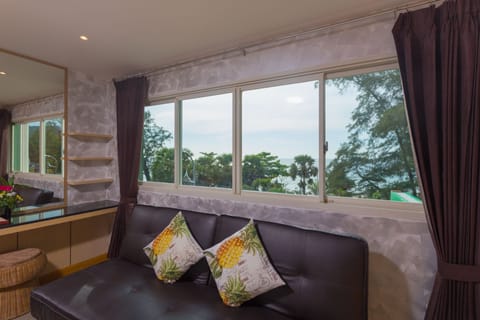 Junior Suite, Sea View | In-room safe, desk, free WiFi, bed sheets