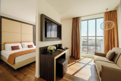 Executive Junior Suite | Hypo-allergenic bedding, down comforters, pillowtop beds, minibar