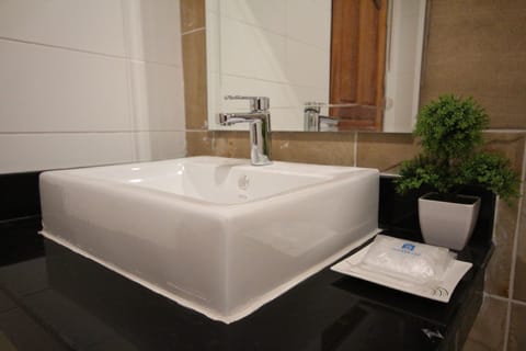Superior Villa, 2 Twin Beds | Bathroom sink