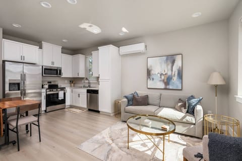 Welcome to Chiquita Bonita! Please enjoy this one of a kind rental in the heart of Tigard, OR.