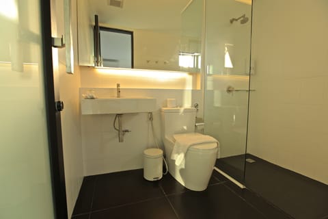 Standard Triple Room | Bathroom | Shower, free toiletries, hair dryer, slippers