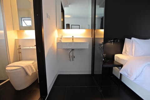 Standard Twin Room | Bathroom | Shower, free toiletries, hair dryer, slippers