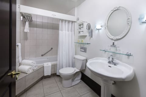 Prestige Clos St-Louis - 1st or 2nd floor, no elevator | Bathroom | Designer toiletries, hair dryer, bathrobes, towels