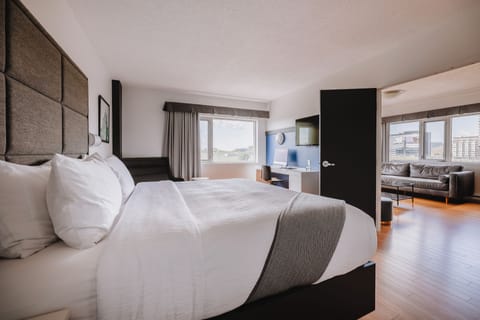 Deluxe Suite, 1 King Bed | In-room safe, desk, blackout drapes, iron/ironing board