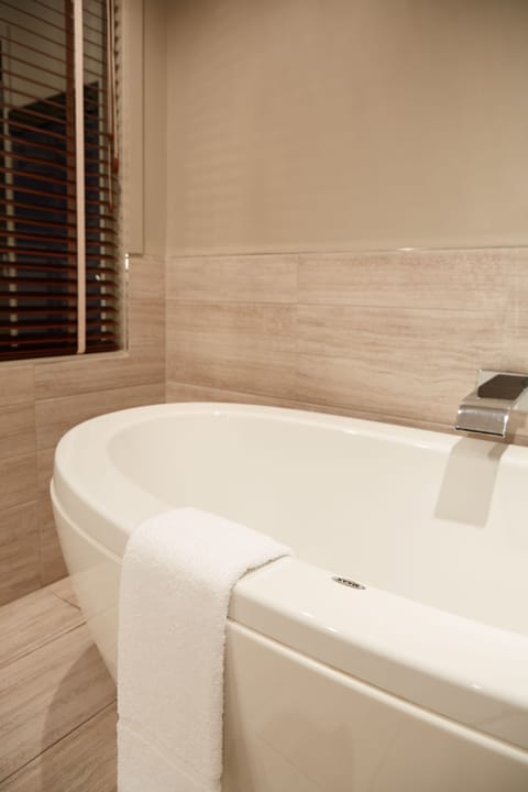 Deluxe Suite, 1 King Bed | Deep soaking bathtub
