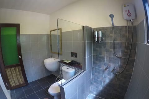 Standard Triple Room | Bathroom | Shower, free toiletries, towels