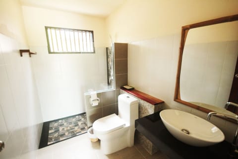 Family Suite | Bathroom | Shower, free toiletries, towels