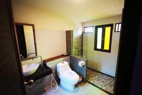 Deluxe Double Room | Bathroom | Shower, free toiletries, towels