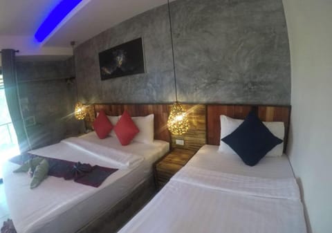 Deluxe Triple Room | In-room safe, desk, free WiFi