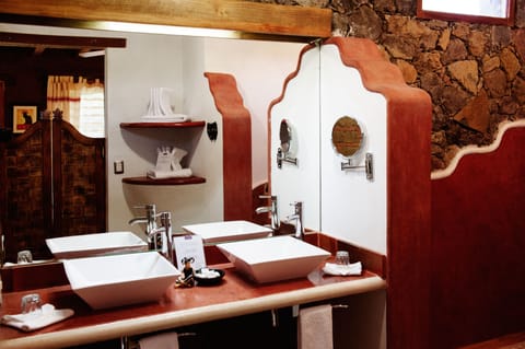 Standard Room, 1 Queen Bed | Bathroom sink