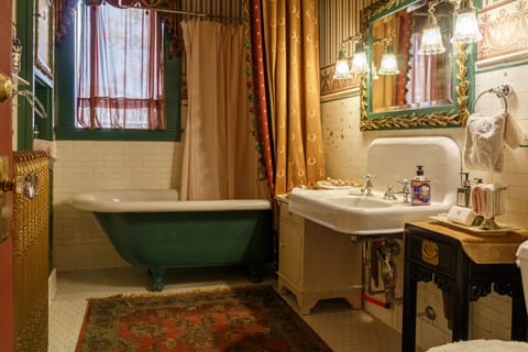 The Rankin Room | Bathroom | Free toiletries, hair dryer, bathrobes, towels