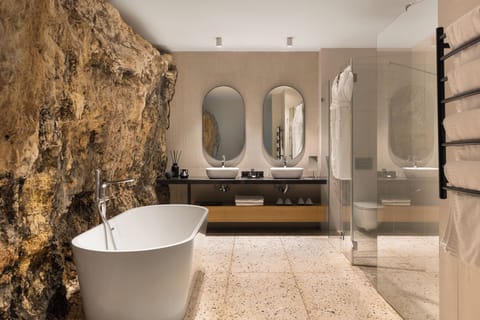 Junior Suite | Bathroom | Separate tub and shower, free toiletries, hair dryer, bathrobes