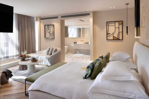 Exclusive Suite | Minibar, in-room safe, blackout drapes, soundproofing