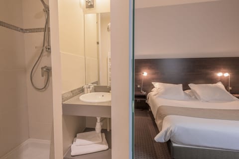 Standard Room, 1 Double Bed | Bathroom | Shower, free toiletries, hair dryer, towels