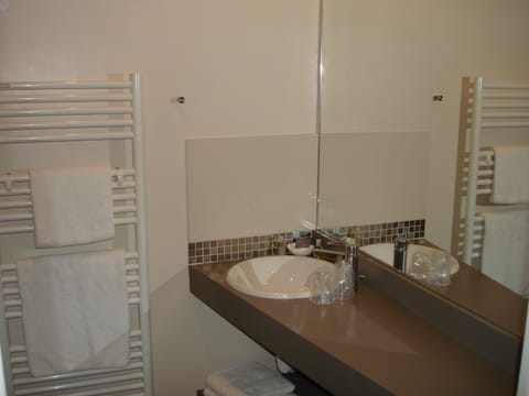 Comfort Double Room | Bathroom | Shower, free toiletries, hair dryer, towels