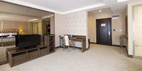 Suite | Living area | 42-inch LED TV with satellite channels, Smart TV