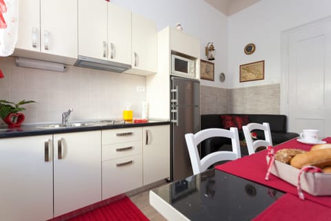 Apartment, 2 Bedrooms | Private kitchen | Fridge