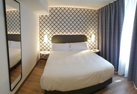 Superior Double Room | 1 bedroom, minibar, in-room safe, desk