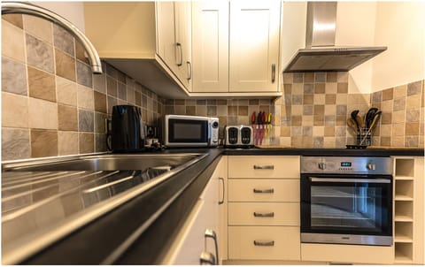 Apartment, 2 Bedrooms, Ensuite | Private kitchen | Full-size fridge, microwave, oven, stovetop