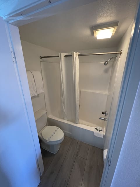 Combined shower/tub, free toiletries, hair dryer, towels