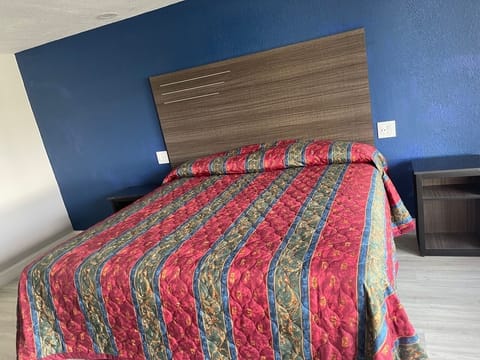 Standard Room, 1 King Bed | Desk, iron/ironing board, free WiFi, bed sheets