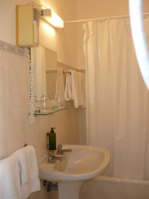 Standard Single Room | Bathroom | Rainfall showerhead, towels, shampoo