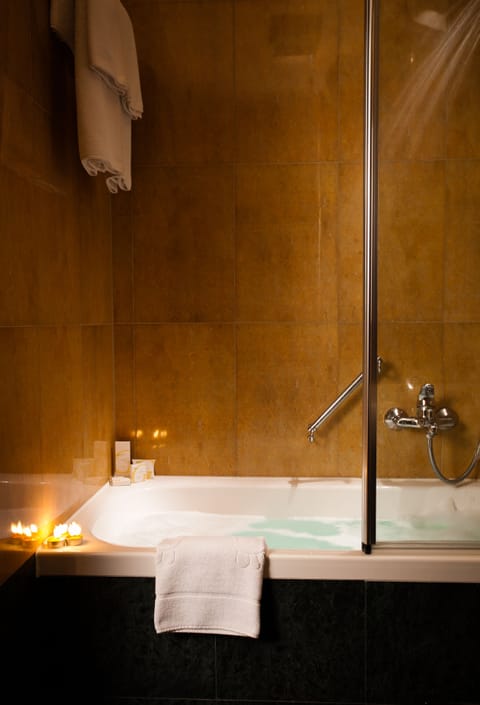 Deep soaking bathtub