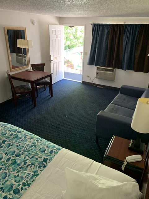 Standard Room, 1 Queen Bed | Desk, laptop workspace, iron/ironing board, free WiFi