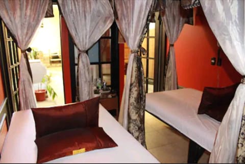 Couples treatment rooms, sauna, body treatments, aromatherapy