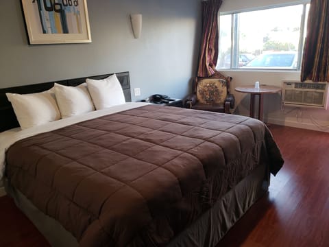 Standard Room, 1 King Bed | Desk, blackout drapes, free WiFi, bed sheets