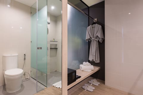 Grand Deluxe Pool Access | Bathroom | Free toiletries, hair dryer, bathrobes, slippers