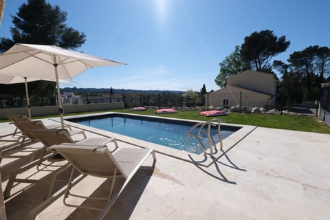 Holiday rental in Saint-Rémy-de-Provence, Alpilles. Air-conditioned villa with heated pool, fully equipped, for up to 10 guests, offering stunning views over the Alpilles. Book online with Plaisirs & Maisons de Provence.