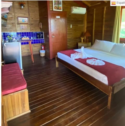 Cabin | In-room safe, bed sheets