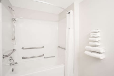 Combined shower/tub, hair dryer, towels