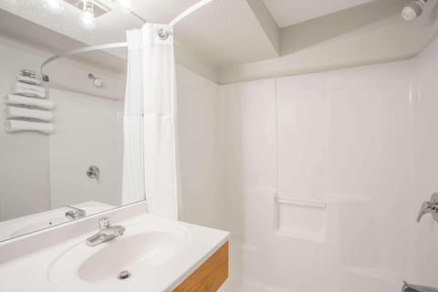 Combined shower/tub, hair dryer, towels