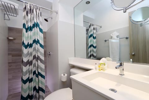 Comfort Single Room, 1 King Bed | Bathroom | Shower, towels