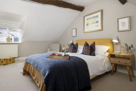 The Loft - Master Bedroom StayCotswold