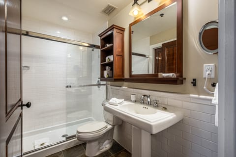 Suite, 3 Bedrooms, Courtyard View | Bathroom | Combined shower/tub, free toiletries, hair dryer, towels