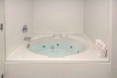 Studio, 1 King Bed, Jetted Tub | Bathroom | Free toiletries, hair dryer, towels